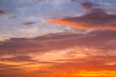 Bulutlu ve güneşli gün batımı