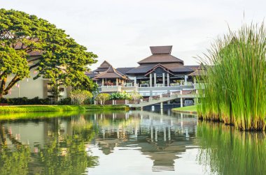 Gölde güzel bir Çin mimarisi
