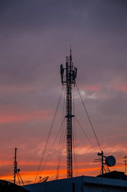 Çatısı antenli telekomünikasyon kulesi.