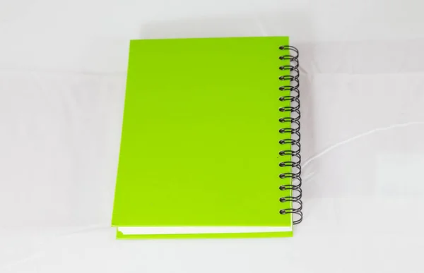 Notebook Branco Com Espiral Verde Encadernado Fundo Branco — Fotografia de Stock