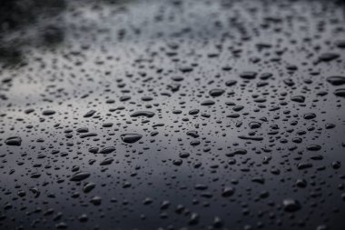 Ağır metal yüzey dokusuna su damlıyor.