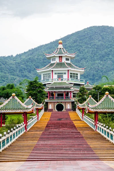 Antik Asya tapınağının dış görünüşü 