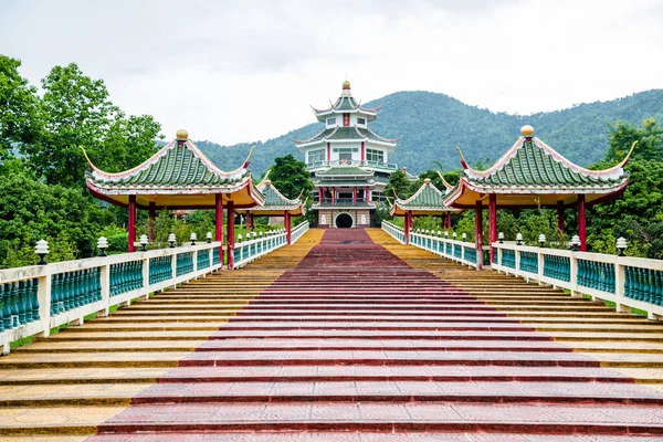 Antik Asya tapınağının dış görünüşü 