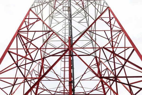 Telefoon Internet Torens Met Prachtige Luchten Stockafbeelding