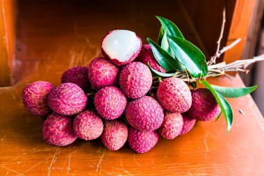 Tayland liçi meyvesi beyaz arka planda tatlı ve lezzetlidir.