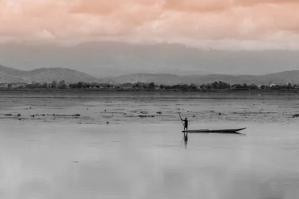Göl manzaralı balıkçı 