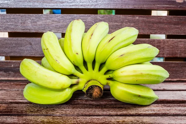 Banana Verde Fundo Madeira — Fotografia de Stock