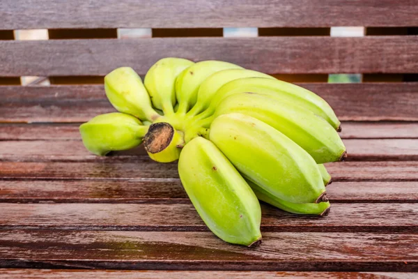 Banana Verde Fundo Madeira — Fotografia de Stock