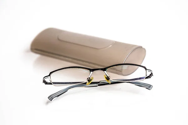 Óculos Estojo Sobre Fundo Branco — Fotografia de Stock