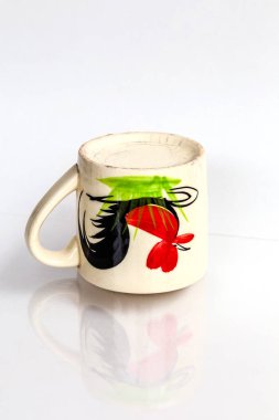 Beyazda izole edilmiş bardağın yakın görüntüsü 