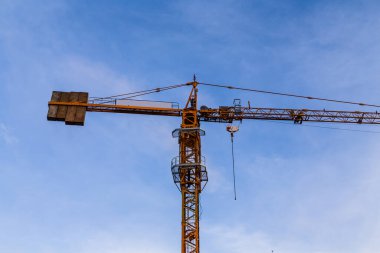 Turnalar büyük şehirlerde yüksek binalar ve parlak gökyüzü inşa ederler..