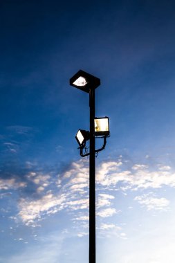 Bulutlu gökyüzüne karşı sokak lambası 