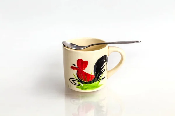 Beyazda izole edilmiş bardağın yakın görüntüsü 