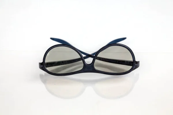 Güneş gözlüklerinin kapalı görüntüsü beyaz üzerine izole 