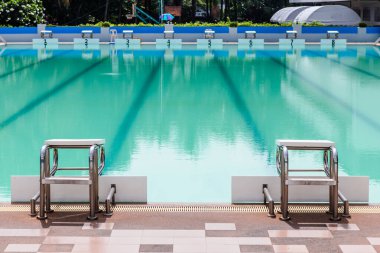 Büyük yüzme havuzu manzarası 