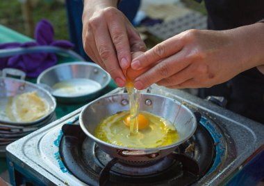Çırpılmış yumurta hazırlıyorum. Yumurtaları tavaya koyuyorum.