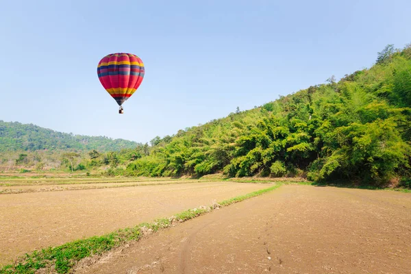 Χρώμα Αερόστατο Θερμού Αέρα Πάνω Από Βουνό Εικόνα Αρχείου