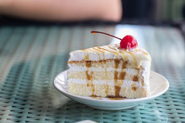 Kirazlı beyaz çikolatalı pasta.