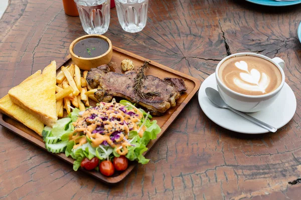 Salata ve yumurtalı ızgara somon bifteği.