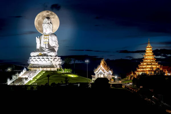 美丽的满月在万寿浦康庙的天空中 是泰国千山万海的一座中国风格的宝塔 免版税图库图片