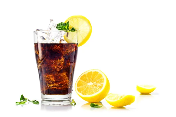 Verre de cola ou de coca avec glaçons, citron et menthe poivrée garni — Photo