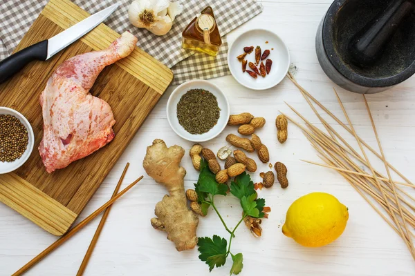 Been van de rauwe kip met ingrediënten van bovenaf koken Aziatische saté — Stockfoto