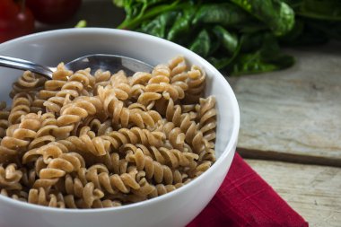 Sarmal noodle bir kase içinde spelt tam tahıl üzerinden pişmiş sağlıklı kepekli makarna