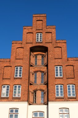 kırmızı tuğla içinde karga-bastım Gable'la tipik tarihi depo