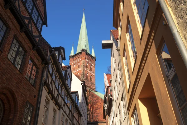 Typische smalle stedelijke straat en kerk in de historische binnenstad — Stockfoto