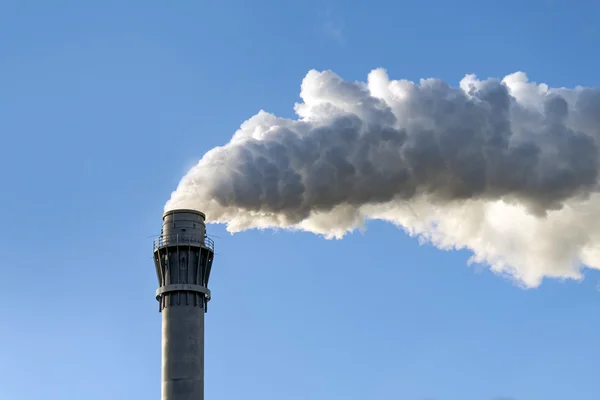 Industrial smoke from a chimney against the clear blue sky, copy space — Stock Photo, Image