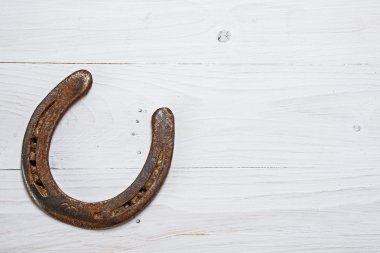 şanslı at nalı, pas ile kullanılan, beyaz boyalı ahşap, şans sembolü