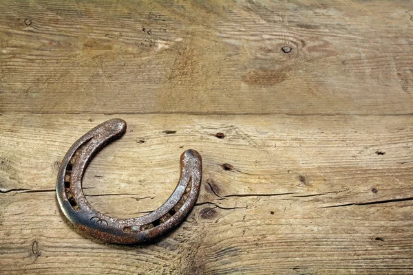 Gelukkige hoefijzer op rustieke houten planken, symbool voor geluk — Stockfoto