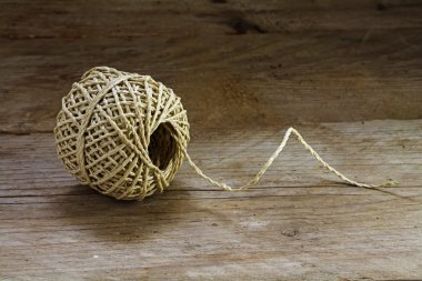 Rustik ahşap arka plan üzerinde dize doku ve iplikçikler Topu