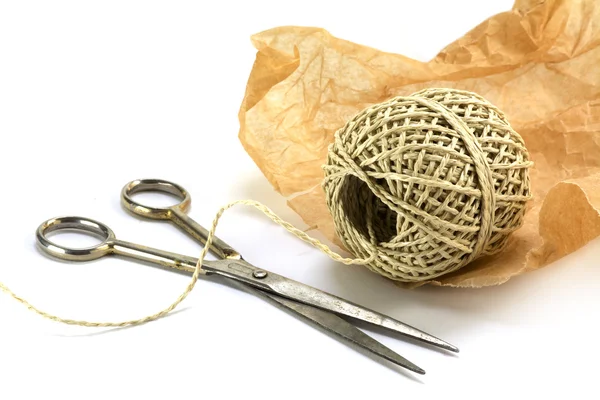 Material de embalaje, bola de cuerda, papel y tijeras aisladas en blanco — Foto de Stock