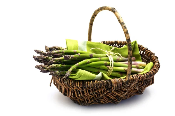 Verse groene asperges in een mandje van de oogst, geïsoleerd met kleine s — Stockfoto