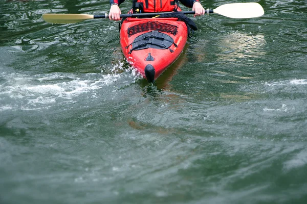 Kayak rojo en aguas bravas, vista frontal, ocio y deportes acuáticos, espacio para copiar —  Fotos de Stock