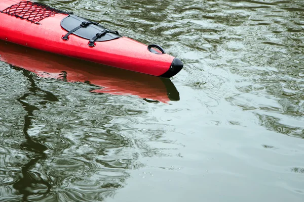 Červené kajak ve vodě, koncept pro volný čas, dovolenou a outdoorové aktivity — Stock fotografie