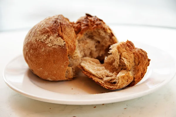 Pão crosty wholegrain ou pão rolo de farinha de centeio para o café da manhã — Fotografia de Stock