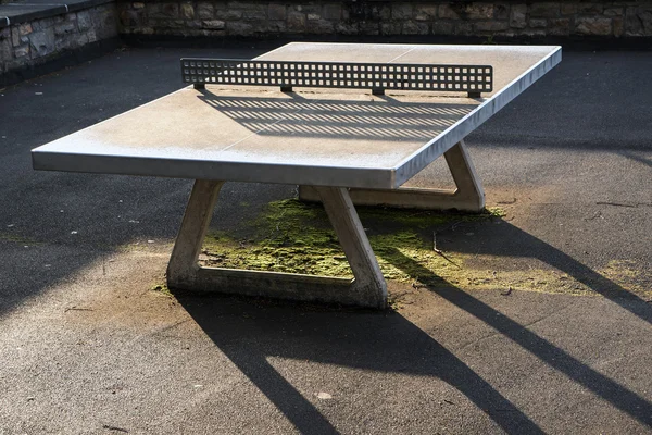 Stable outdoor ping pong table from concretewith a net of metal — Stock Photo, Image