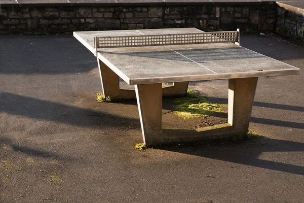 Robuuste buiten ping pong tafel van beton met een netwerk van m — Stockfoto