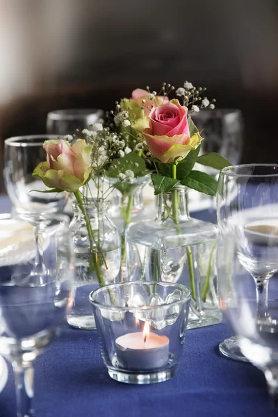 Stolní dekorace s růžemi a brýle pro neformální oslavy, slavnostní — Stock fotografie