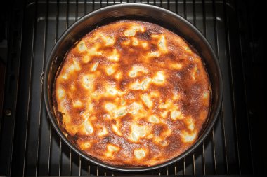 Ev yapımı kek sadece bitmiş fırın, yukarıdan görünüm, koyu arka plan