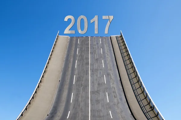 Leidt de weg naar boven in de blauwe hemel, de tekst 2017, het concept van Nieuwjaar — Stockfoto