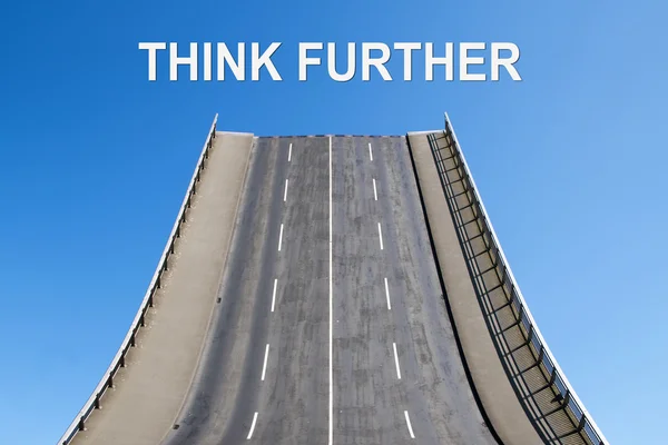 Estrada leva até o céu azul, texto PENSAR MAIS, conceito de inovação — Fotografia de Stock