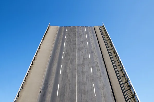 Strada conduce direttamente verso l'alto nel cielo blu, concetto per il futuro — Foto Stock