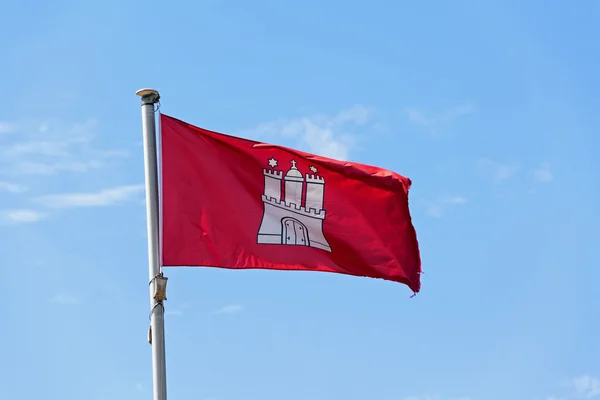 Bandera de la ciudad de Hamburgo, Alemania, ondeando en el viento, cielo azul claro — Foto de Stock