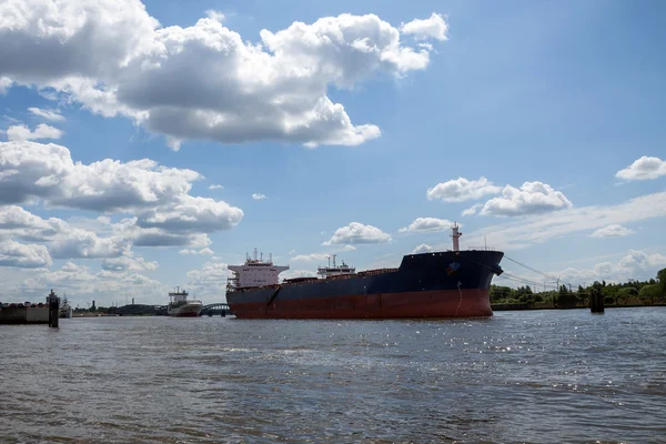 Cargo amarré dans le port, ciel bleu et nuages, espace de copie — Photo