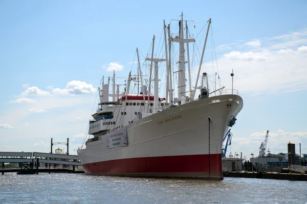 Hamburg, Tyskland - 11 juni 2016: Ms Cap San Diego, ett lastfartyg mot den blå himlen — Stockfoto