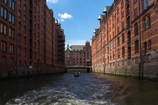 Hamburg Speicherstadt, gamla i warehouse district med handel och bodar i hamnen — Stockfoto