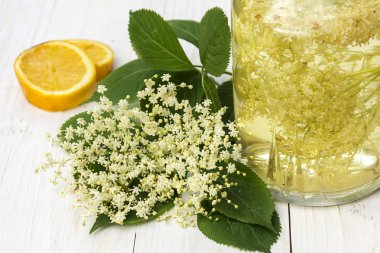 elderflower içki limon ve Beyaz ahşap bir masa üzerinde bir cam kavanoza şeker